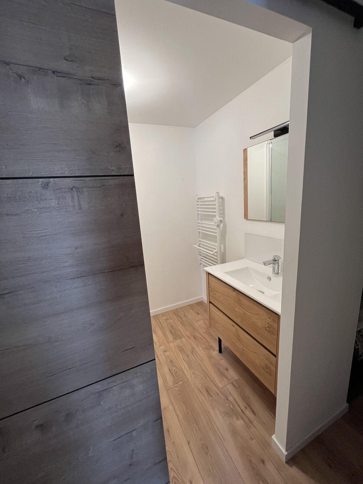 Suite aménagée terminée — espace de vie et kitchenette