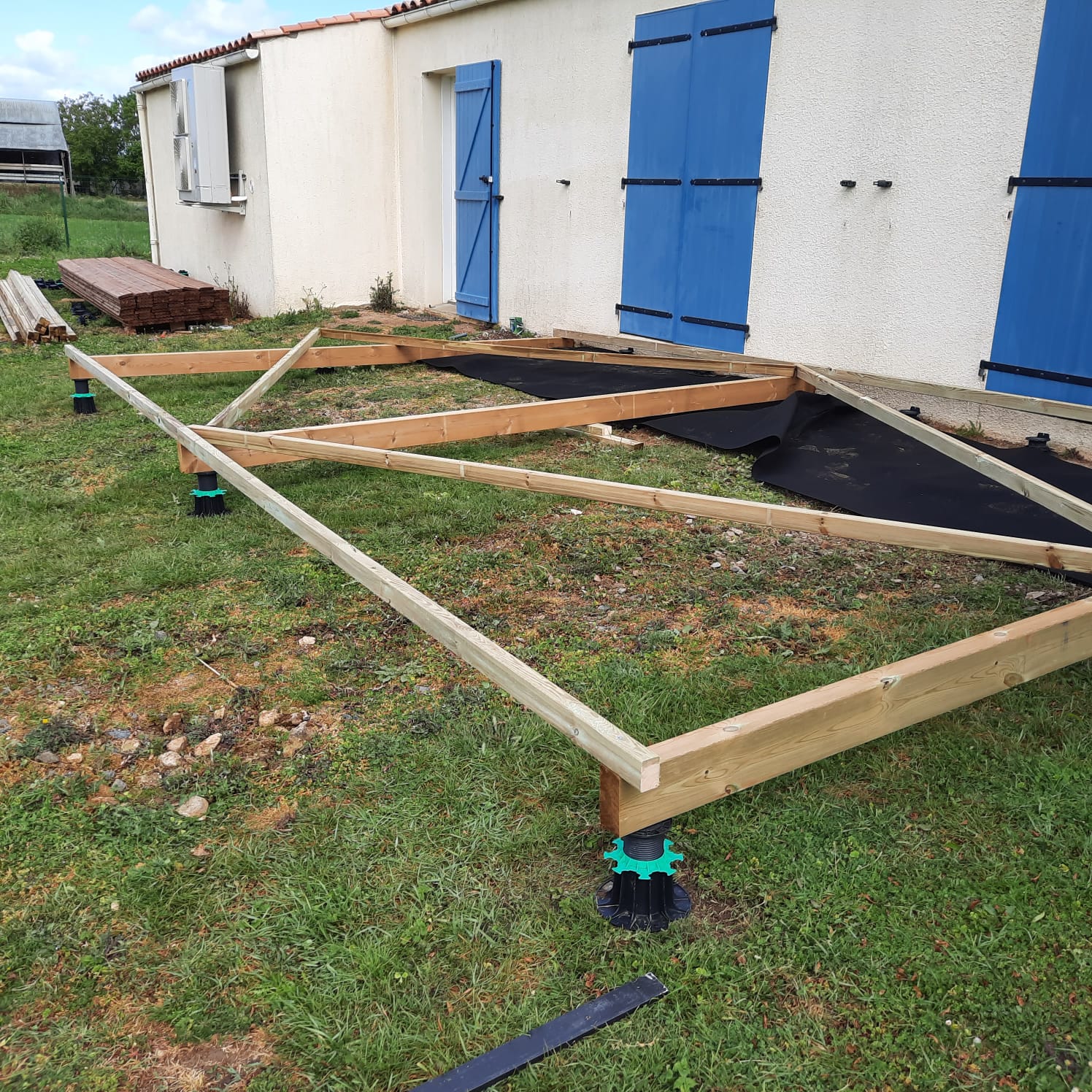 Terrasse en bois à Sainte-Gemme-la-Plaine, étape 1