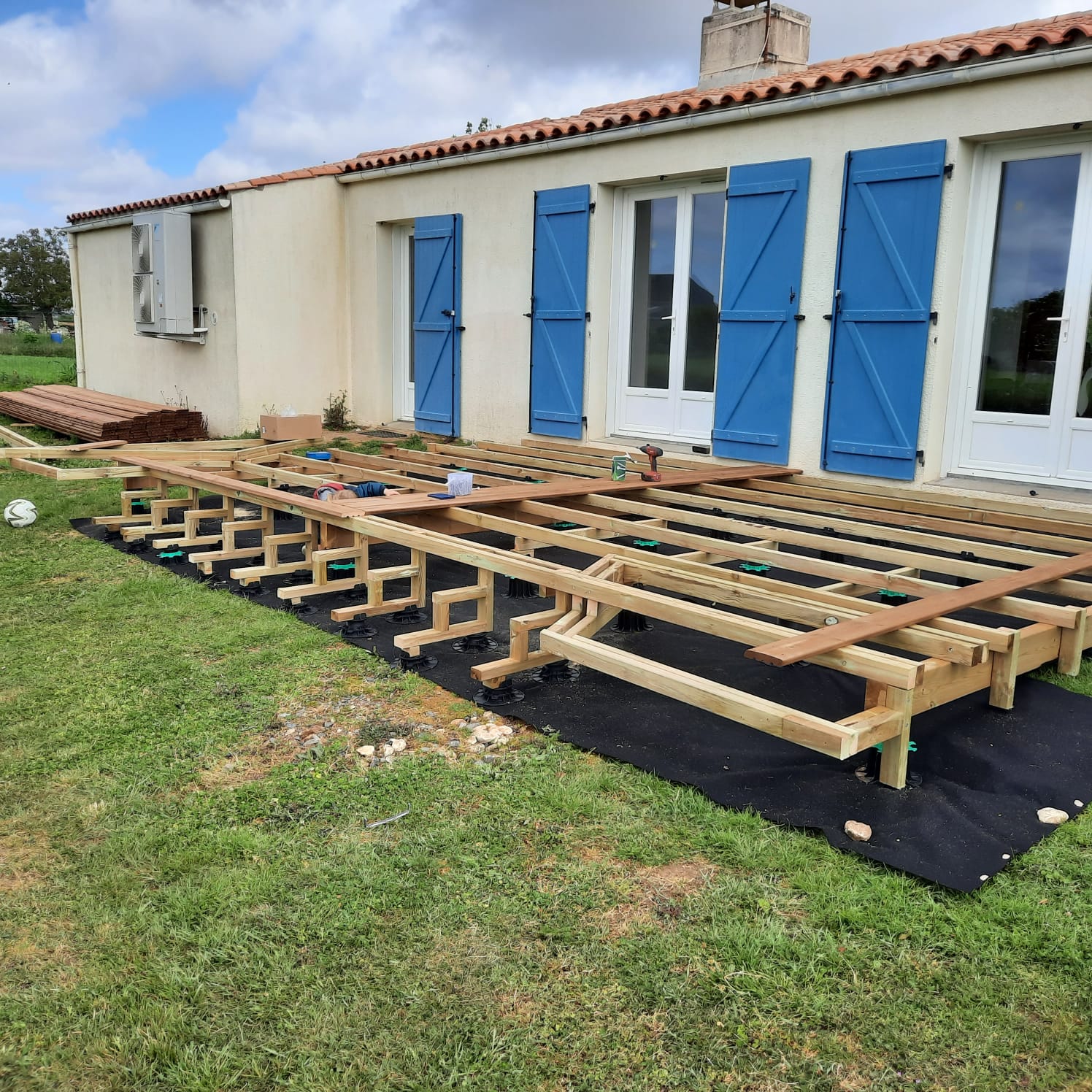 Terrasse en bois à Sainte-Gemme-la-Plaine, étape 2